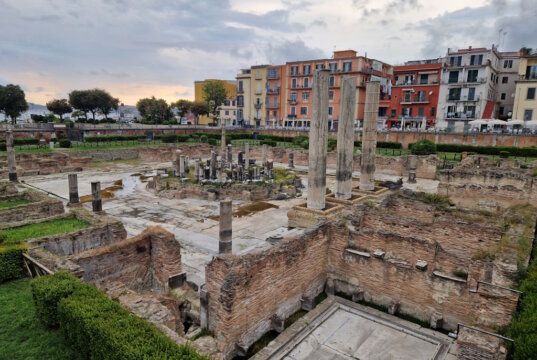 Mitten in der Altstadt von Pozzuoli, nur einen Katzensprung vom Hafen entfernt, liegt ein Ort, der Geschichte atmet: das Macellum. (Foto: © Bastian Glumm)
