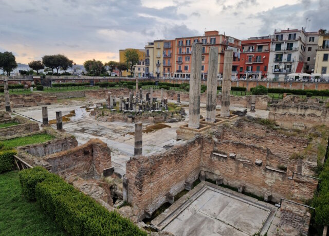 macellum-pozzuoli (1) Mitten in der Altstadt von Pozzuoli, nur einen Katzensprung vom Hafen entfernt, liegt ein Ort, der Geschichte atmet: das Macellum. (Foto: © Bastian Glumm)