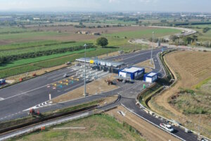 Blick auf die neue Mautstation des Autobahnanschlusses Maddaloni, der das Logistikzentrum Interporto Sud Europa direkt mit der A30 verbindet. (Foto: © Autostrade per l’Italia)