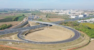 Luftaufnahme der neuen Anschlussanlage bei Maddaloni mit Überführung und direkter Anbindung an die Autobahn A30. (Foto: © Autostrade per l’Italia)