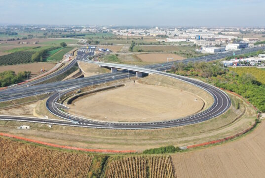 Luftaufnahme der neuen Anschlussanlage bei Maddaloni mit Überführung und direkter Anbindung an die Autobahn A30. (Foto: © Autostrade per l’Italia)