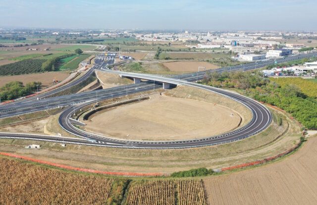 Luftaufnahme der neuen Anschlussanlage bei Maddaloni mit Überführung und direkter Anbindung an die Autobahn A30. (Foto: © Autostrade per l’Italia)