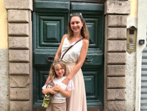 Madelaine mit ihrer Tochter in Lucca. Das Mädchen wächst zweisprachig auf und bewegt sich selbstverständlich zwischen zwei Kulturen. (Foto: © Madelaine Bernardy)