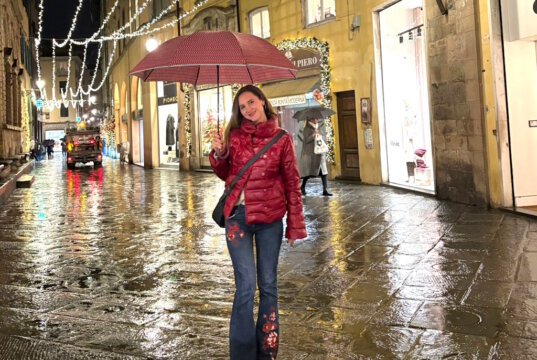 Madelaine Bernardy in der Altstadt von Lucca. Die Stadt ist für die 33-Jährige Lebensmittelpunkt und Teil des täglichen Lebens geworden. (Foto: © Madelaine Bernardy)