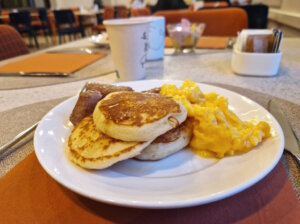 Das Frühstücksbuffet lässt keine Wünsche offen und bietet nicht nur pancake und Würstchen! (Foto: © Bastian Glumm)