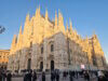 Blick auf den Dom von Mailand auf der Piazza del Duomo. Die gotische Marmorfassade im warmen Abendlicht, dicht umlagert von Besuchern während unseres ungeplanten Stopps in der Stadt.(Foto: © Bastian Glumm)