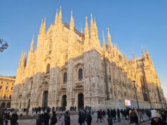 Blick auf den Dom von Mailand auf der Piazza del Duomo. Die gotische Marmorfassade im warmen Abendlicht, dicht umlagert von Besuchern während unseres ungeplanten Stopps in der Stadt. (Foto: © Bastian Glumm)