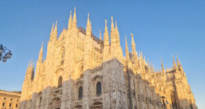 Blick auf den Dom von Mailand auf der Piazza del Duomo. Die gotische Marmorfassade im warmen Abendlicht, dicht umlagert von Besuchern während unseres ungeplanten Stopps in der Stadt. (Foto: © Bastian Glumm)