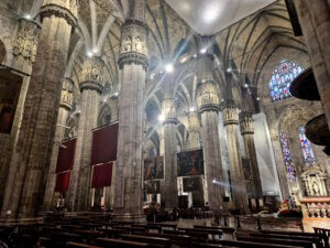 Innenraum des Doms mit den monumentalen Pfeilern, den reich verzierten Kapitellen und den hohen Gewölben. Die vertikale Raumwirkung prägt den gesamten Kirchenbau. (Foto: © Bastian Glumm)