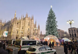 Der Domplatz mit Weihnachtsbaum und Iglu-Aktionsfläche zur Winterolympia-Promotion. Entsprechend groß war der Andrang rund um den Duomo an unserem Besuchstag im Januar. (Foto: © Bastian Glumm)