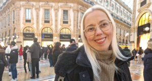 Ich stehe mitten in der Galleria Vittorio Emanuele II und lasse einfach alles auf mich wirken: das Licht, die Menschen und diese besondere Mailänder Stimmung. (Foto: © Bastian Glumm)