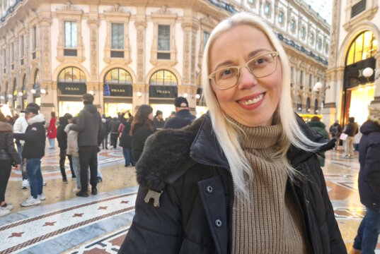 Ich stehe mitten in der Galleria Vittorio Emanuele II und lasse einfach alles auf mich wirken: das Licht, die Menschen und diese besondere Mailänder Stimmung. (Foto: © Bastian Glumm)