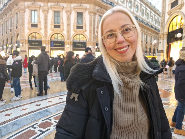 mailand-milano-galeria-vittorio-emanuele (1) Ich stehe mitten in der Galleria Vittorio Emanuele II und lasse einfach alles auf mich wirken: das Licht, die Menschen und diese besondere Mailänder Stimmung. (Foto: © Bastian Glumm)