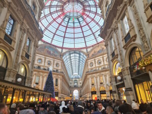 Der Blick nach oben in der Galleria Vittorio Emanuele II: die gläserne Kuppel, festliche Dekorationen und das lebendige Treiben machen diesen Ort so einzigartig. (Foto: © Bastian Glumm)