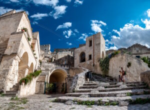 Enge Gassen und Treppen der Sassi in Matera zeigen die einzigartige Architektur der in den Felsen gebauten Altstadt. (Foto: © Pablo Debat - stock.adobe.com)