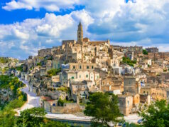 Matera: Italiens Stadt, die aus dem Felsen gewachsen ist Die Altstadt von Matera mit den berühmten Sassi Höhlenwohnungen zählt zu den ältesten durchgehend bewohnten Siedlungen der Welt. (Foto: © davidionut - stock.adobe.com)