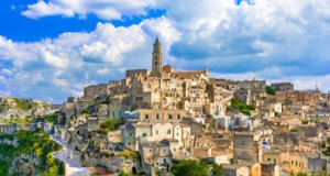 Matera: Italiens Stadt, die aus dem Felsen gewachsen ist Die Altstadt von Matera mit den berühmten Sassi Höhlenwohnungen zählt zu den ältesten durchgehend bewohnten Siedlungen der Welt. (Foto: © davidionut - stock.adobe.com)