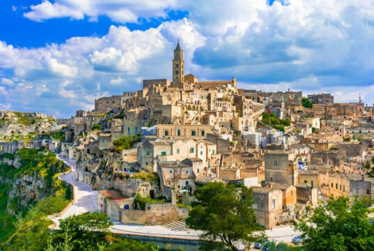 Die Altstadt von Matera mit den berühmten Sassi Höhlenwohnungen zählt zu den ältesten durchgehend bewohnten Siedlungen der Welt. (Foto: © davidionut - stock.adobe.com)