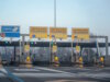 Mautstation auf einer italienischen Autostrada mit Telepass-Spuren und Kartenzahlung. Das Foto aus dem Jahr 2021 zeigt das auch heute noch gültige System in Italien. (Foto: © august.columbo/Adobe Stock)