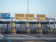Mautstation auf einer italienischen Autostrada mit Telepass-Spuren und Kartenzahlung. Das Foto aus dem Jahr 2021 zeigt das auch heute noch gültige System in Italien. (Foto: © august.columbo/Adobe Stock)