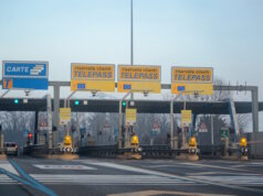Mautstation auf einer italienischen Autostrada mit Telepass-Spuren und Kartenzahlung. Das Foto aus dem Jahr 2021 zeigt das auch heute noch gültige System in Italien. (Foto: © august.columbo/Adobe Stock)
