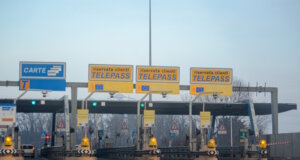 Mautstation auf einer italienischen Autostrada mit Telepass-Spuren und Kartenzahlung. Das Foto aus dem Jahr 2021 zeigt das auch heute noch gültige System in Italien. (Foto: © august.columbo/Adobe Stock)