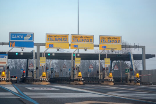 Mautstation auf einer italienischen Autostrada mit Telepass-Spuren und Kartenzahlung. Das Foto aus dem Jahr 2021 zeigt das auch heute noch gültige System in Italien. (Foto: © august.columbo/Adobe Stock)