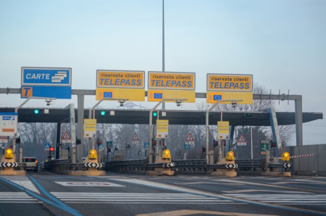 maut-italien-autobahn-autostrada-telepass Mautstation auf einer italienischen Autostrada mit Telepass-Spuren und Kartenzahlung. Das Foto aus dem Jahr 2021 zeigt das auch heute noch gültige System in Italien. (Foto: © august.columbo/Adobe Stock)