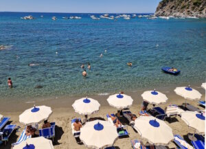 Typisch Italien: Türkisblaues Wasser, geordnete Reihen aus Liegen und Schirmen – ein Bild perfekter Urlaubsidylle mit klar definiertem Komfort. (Foto: © Bastian Glumm)