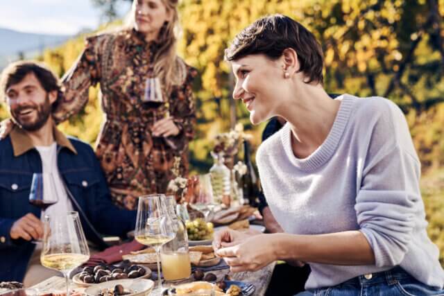 Genussvoller Herbst in Meran: Bei mildem Licht und goldenem Laub wird das Törggelen mit Wein, Kastanien und regionalen Spezialitäten zu einem besonderen Erlebnis. (Foto: © IDM Südtirol/Manuel Ferrigato)