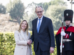 Meloni trifft Merz: Italien und Deutschland wollen Kooperationen vertiefen Italiens Ministerpräsidentin Giorgia Meloni und Bundeskanzler Friedrich Merz begrüßen sich bei den deutsch-italienischen Regierungskonsultationen in Rom. (Foto: © Presse- und Informationsamt der Bundesregierung/Guido Bergmann)