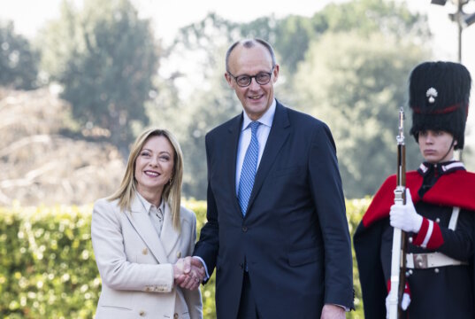 Italiens Ministerpräsidentin Giorgia Meloni und Bundeskanzler Friedrich Merz begrüßen sich bei den deutsch-italienischen Regierungskonsultationen in Rom. (Foto: © Presse- und Informationsamt der Bundesregierung/Guido Bergmann)