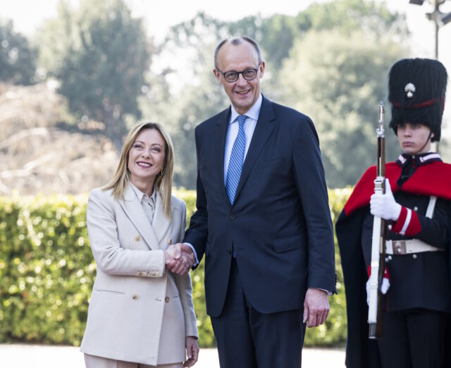 merz-meloni-rom-italien-deutschland Italiens Ministerpräsidentin Giorgia Meloni und Bundeskanzler Friedrich Merz begrüßen sich bei den deutsch-italienischen Regierungskonsultationen in Rom. (Foto: © Presse- und Informationsamt der Bundesregierung/Guido Bergmann)