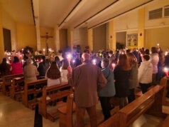 Die Oster-Nachtmesse in der Chiesa Sant’Artema (Monterusciello): Eine bewegende Liturgie mit Kerzenlicht, Gesang und dem Osterfeuer aus Jerusalem. (Foto: © Bastian Glumm)