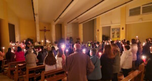 Die Oster-Nachtmesse in der Chiesa Sant’Artema (Monterusciello): Eine bewegende Liturgie mit Kerzenlicht, Gesang und dem Osterfeuer aus Jerusalem. (Foto: © Bastian Glumm)