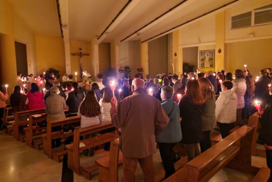 Die Oster-Nachtmesse in der Chiesa Sant’Artema (Monterusciello): Eine bewegende Liturgie mit Kerzenlicht, Gesang und dem Osterfeuer aus Jerusalem. (Foto: © Bastian Glumm)