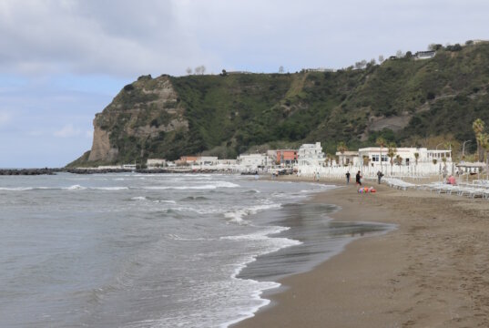 Der Himmel über Miliscola war bewölkt, doch das störte niemanden. Das Wasser lud noch nicht zum Schwimmen ein, aber es war nicht mehr kalt. (Foto: © Bastian Glumm)