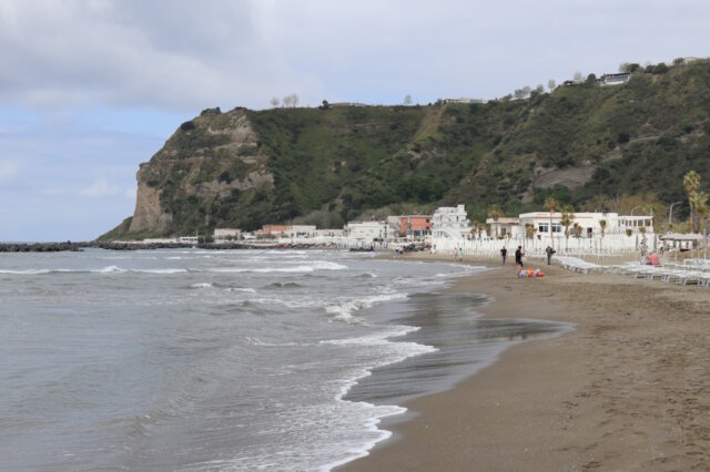 miliscola-strand-beach-bacoli-spiaggia (1) Der Himmel über Miliscola war bewölkt, doch das störte niemanden. Das Wasser lud noch nicht zum Schwimmen ein, aber es war nicht mehr kalt. (Foto: © Bastian Glumm)