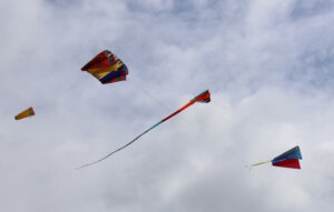 Am Strand von Miliscola hatte gerade das Drachenfestival begonnen. Am Himmel waren noch nicht viele Drachen zu sehen, doch die ersten bunten Formen schwebten bereits leicht im Wind. (Foto: © Bastian Glumm)