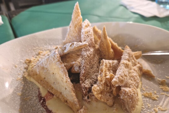 Einige Desserts faszinieren sofort. Millefoglie ist ein Stück Geschichte, das durch Jahrhunderte, Tafeln und Generationen gereist ist. (Foto: © Bastian Glumm)