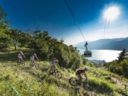 Mountainbiker auf einer Panorama-Abfahrt am Monte Baldo mit Blick auf den Gardasee. Die Region bietet ideale Bedingungen für sportliche Touren zwischen Höhenlage und Seeufer. (Foto: © Funivie del Baldo)