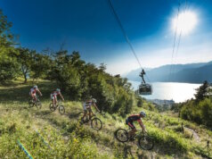 Mountainbiker auf einer Panorama-Abfahrt am Monte Baldo mit Blick auf den Gardasee. Die Region bietet ideale Bedingungen für sportliche Touren zwischen Höhenlage und Seeufer. (Foto: © Funivie del Baldo)