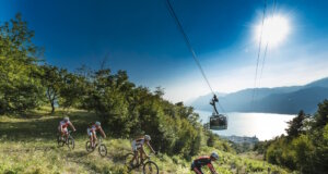 Mountainbiker auf einer Panorama-Abfahrt am Monte Baldo mit Blick auf den Gardasee. Die Region bietet ideale Bedingungen für sportliche Touren zwischen Höhenlage und Seeufer. (Foto: © Funivie del Baldo)