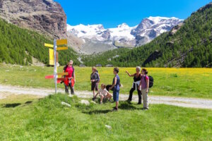 Gemeinsam unterwegs: Im Aostatal finden Mehrgenerationen-Familien zahlreiche Wanderwege mit eindrucksvollem Alpenpanorama. (Foto: © Enrico Romanzi)