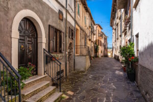 Die zentrale Gasse des historischen Ortskerns von Montenero Sabino, die das Dorf entlang des Höhenrückens verbindet. (Foto: © e55evu / Adobe Stock)