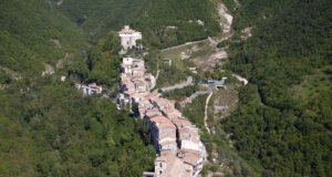 Der historische Ortskern von Montenero Sabino erstreckt sich entlang eines schmalen Höhenrückens in der Sabina und prägt bis heute die kompakte Struktur des Dorfes. (Foto: © fotogrammi3 / Adobe Stock)
