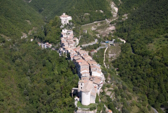 Der historische Ortskern von Montenero Sabino erstreckt sich entlang eines schmalen Höhenrückens in der Sabina und prägt bis heute die kompakte Struktur des Dorfes. (Foto: © fotogrammi3 / Adobe Stock)