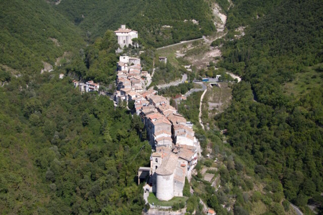 montenero-sabino-lazio Der historische Ortskern von Montenero Sabino erstreckt sich entlang eines schmalen Höhenrückens in der Sabina und prägt bis heute die kompakte Struktur des Dorfes. (Foto: © fotogrammi3 / Adobe Stock)