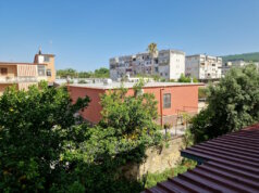 Monterusciello, einst als Notfall-Siedlung für Erdbebenopfer erbaut, ist heute ein lebendiges Viertel mit rauem Charme. Zwischen Betonbauten und Gemeinschaftsgeist hat dieser künstlich geschaffene Stadtteil für mich eine besondere Bedeutung. (Foto: © Bastian Glumm)