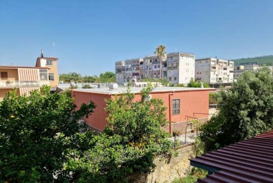 Monterusciello, einst als Notfall-Siedlung für Erdbebenopfer erbaut, ist heute ein lebendiges Viertel mit rauem Charme. Zwischen Betonbauten und Gemeinschaftsgeist hat dieser künstlich geschaffene Stadtteil für mich eine besondere Bedeutung. (Foto: © Bastian Glumm)
